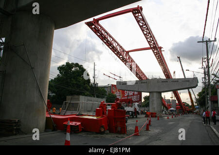 Manila, Philippines. Mar 23, 2015. La poutre de lancement qui a glissé sur l'autoroute le long de la construction de la NAIA va Andrew's Avenue à Pasay. À environ 3 dans l'après-midi aujourd'hui, sur l'Avenue, près de Andrew Tramo à Pasay City, une poutre de lancement, à partir de la construction de l'autoroute de la NAIA, c'est effondré, causant des dommages à des voitures qui passent. Aucun rapport de blessés, mais l'incident endommagé au moins 5 voitures et provoqué un fort trafic le long de l'Avenue d'Andrew. Crédit : J Gerard Seguia/Pacific Press/Alamy Live News Banque D'Images