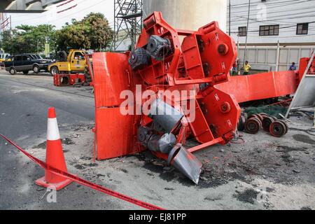 Manila, Philippines. Mar 23, 2015. Une partie de la poutre de lancement qui est tombée sur la route au cours de l'après-midi le trafic dans l'Avenue Andrew's à Pasay. À environ 3 dans l'après-midi aujourd'hui, sur l'Avenue, près de Andrew Tramo à Pasay City, une poutre de lancement, à partir de la construction de l'autoroute de la NAIA, c'est effondré, causant des dommages à des voitures qui passent. Aucun rapport de blessés, mais l'incident endommagé au moins 5 voitures et provoqué un fort trafic le long de l'Avenue d'Andrew. Crédit : J Gerard Seguia/Pacific Press/Alamy Live News Banque D'Images