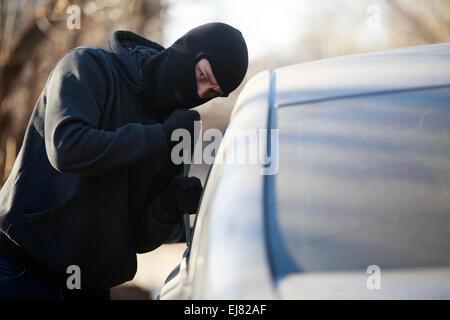 Vol voleur de voiture automobile à l'aube dans la ville de rue Banque D'Images