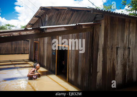 2015 Inondations en Amazonie brésilienne, maison inondée dans le district de Taquari, ville de Rio Branco, l'état d'Acre. Gilca Goncalvez Cunha, 65 ans, trouve sa maison inondée par le niveau d'eau au-dessus de la taille, après avoir passé quelques jours à relatives' maisons. Les inondations ont touché des milliers de personnes dans l'Etat d'Acre, dans le nord du Brésil, depuis le 23 février 2015, lorsque certaines des rivières de l'état, en particulier l'Acre, la rivière a débordé. Banque D'Images