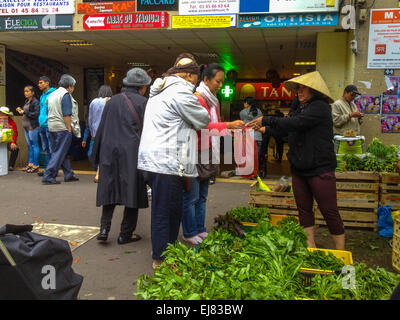 Paris, France, scène de rue, vendeurs de rue commerçante asiatiques, façade des magasins chinois, sur le trottoir de Chinatown, légumes, migrants payant de l'argent Banque D'Images