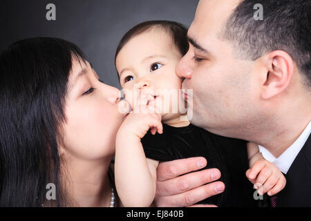Portrait de famille en studio d'Asie Banque D'Images