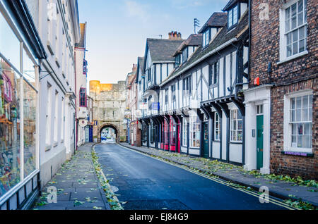 High Petergate boutiques et Bar Bootham, porte médiévale, York, UK Banque D'Images