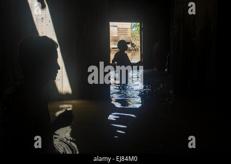 2015 Inondations en Amazonie brésilienne, maison inondée dans le district de Taquari, ville de Rio Branco, l'état d'Acre. Famille chambre inondée par le niveau d'eau au-dessus de la taille, après avoir passé quelques jours à relatives' maisons. Les inondations ont touché des milliers de personnes dans l'Etat d'Acre, dans le nord du Brésil, depuis le 23 février 2015, lorsque certaines des rivières de l'état, en particulier l'Acre, la rivière a débordé. Banque D'Images