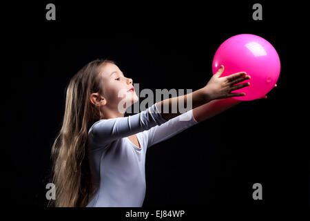 La gymnaste rythmique émotionnelle danse avec ball Banque D'Images