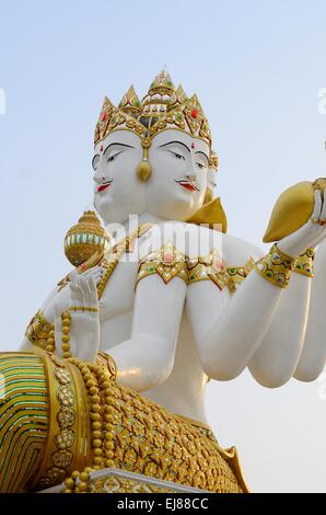 Beau blanc Brahma, dieu hindou statue in temple Banque D'Images