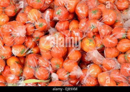 Beaucoup de tomates (Lycopersicon esculentum) au marché thaïlandais Banque D'Images