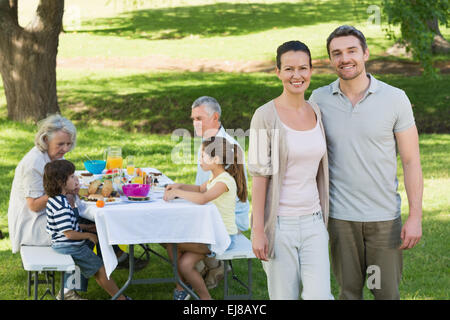 Couple avec la famille en train de dîner dans la pelouse Banque D'Images