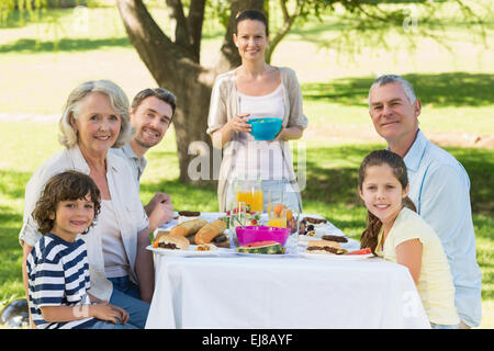 Extended family having lunch dans la pelouse Banque D'Images