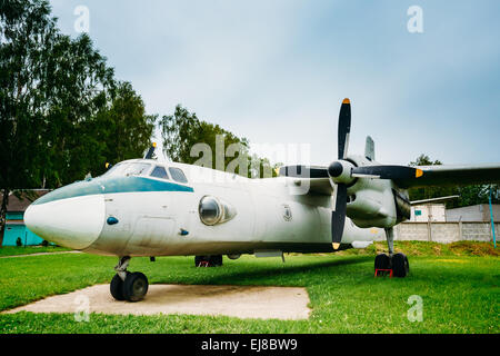 BOROVOE, BÉLARUS - June 04, 2014 : un avion cargo russe-26. Avions de transport militaire soviétique Banque D'Images