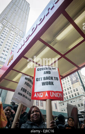 Les travailleurs de restaurants fast-food et leurs partisans protestation devant un restaurant McDonald's à New York le Mardi, Mars 17, 2015. Les travailleurs de la restauration rapide ont déposé 28 plaintes OSHA dans 19 villes contre la chaîne de restauration rapide. Les travailleurs affirment que le manque de personnel et la pression de travailler vite crée des conditions de travail dangereuses conduisant à des brûlures, coupures et autres blessures. (© Richard B. Levine) Banque D'Images