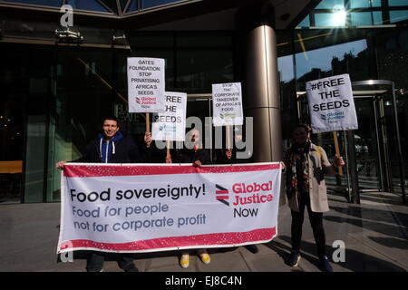 Londres, Royaume-Uni. Mar 23, 2015. Une manifestation organisée à l'extérieur de la Fondation Gates pour inresistance de contrôle d'entreprises de semences en Afrique, de crédit : Rachel/Megawhat Alamy Live News Banque D'Images