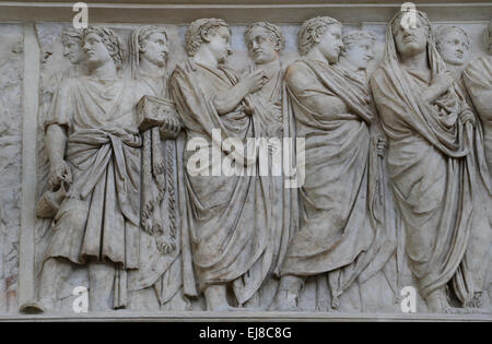 L'Italie. Rome. Ara Pacis Augustae. Autel dédié à la Pax. 13-9 av. Frise de procession. Membre d'un ordre avec les fonctions sacerdotales. Banque D'Images