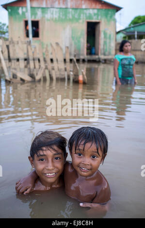 2015 Inondations en Amazonie brésilienne - les enfants jouent dans les eaux sales de la rivière Acre à Taquari, district de la ville de Rio Branco, l'état d'Acre. Les inondations ont touché des milliers de personnes dans l'Etat d'Acre, dans le nord du Brésil, depuis le 23 février 2015, lorsque certaines des rivières de l'état, en particulier l'Acre, la rivière a débordé. De plus fortes précipitations a forcé les niveaux de la rivière plus haut encore, et le 03 mars 2015, le gouvernement fédéral du Brésil a déclaré l'état d'urgence dans l'état d'Acre, où les conditions d'inondations situation a été décrite comme la pire en 132 ans. Banque D'Images