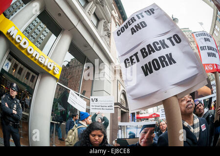 Les travailleurs de restaurants fast-food et leurs partisans protestation devant un restaurant McDonald's à New York le Mardi, Mars 17, 2015. Les travailleurs de la restauration rapide ont déposé 28 plaintes OSHA dans 19 villes contre la chaîne de restauration rapide. Les travailleurs affirment que le manque de personnel et la pression de travailler vite crée des conditions de travail dangereuses conduisant à des brûlures, coupures et autres blessures. (© Richard B. Levine) Banque D'Images