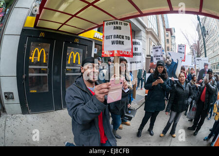 Les travailleurs de restaurants fast-food et leurs partisans protestation devant un restaurant McDonald's à New York le Mardi, Mars 17, 2015. Les travailleurs de la restauration rapide ont déposé 28 plaintes OSHA dans 19 villes contre la chaîne de restauration rapide. Les travailleurs affirment que le manque de personnel et la pression de travailler vite crée des conditions de travail dangereuses conduisant à des brûlures, coupures et autres blessures. (© Richard B. Levine) Banque D'Images