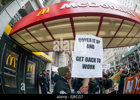 Les travailleurs de restaurants fast-food et leurs partisans protestation devant un restaurant McDonald's à New York le Mardi, Mars 17, 2015. Les travailleurs de la restauration rapide ont déposé 28 plaintes OSHA dans 19 villes contre la chaîne de restauration rapide. Les travailleurs affirment que le manque de personnel et la pression de travailler vite crée des conditions de travail dangereuses conduisant à des brûlures, coupures et autres blessures. (© Richard B. Levine) Banque D'Images