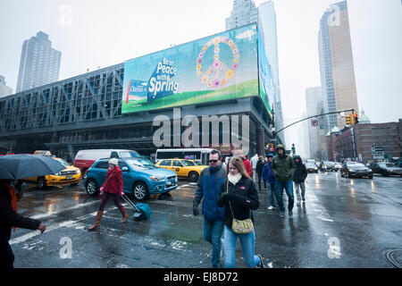 L'appuyant sur Port Authority Bus Terminal dans le centre de Manhattan à New York, le vendredi 20 mars, 2015. Le Conseil de l'Autorité portuaire a rejeté une proposition de 9 milliards de dollars pour reconstruire le terminal, dix fois plus que certaines estimations antérieures. Le terminal obsolète construite en 1950, avec des étages supplémentaires ajoutées en 1963 et une expansion en 1980 gère de nombreux plus de bus et de passagers qu'elle a été initialement conçue pour. (© Richard B. Levine) Banque D'Images