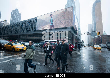 L'appuyant sur Port Authority Bus Terminal dans le centre de Manhattan à New York, le vendredi 20 mars, 2015. Le Conseil de l'Autorité portuaire a rejeté une proposition de 9 milliards de dollars pour reconstruire le terminal, dix fois plus que certaines estimations antérieures. Le terminal obsolète construite en 1950, avec des étages supplémentaires ajoutées en 1963 et une expansion en 1980 gère de nombreux plus de bus et de passagers qu'elle a été initialement conçue pour. (© Richard B. Levine) Banque D'Images