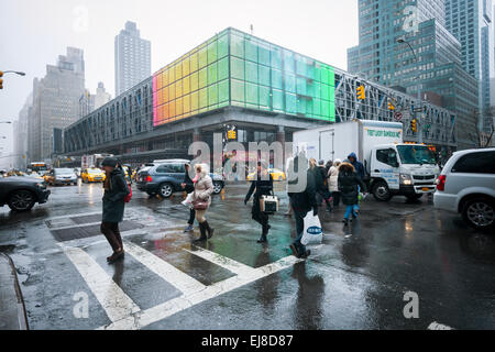 L'appuyant sur Port Authority Bus Terminal dans le centre de Manhattan à New York, le vendredi 20 mars, 2015. Le Conseil de l'Autorité portuaire a rejeté une proposition de 9 milliards de dollars pour reconstruire le terminal, dix fois plus que certaines estimations antérieures. Le terminal obsolète construite en 1950, avec des étages supplémentaires ajoutées en 1963 et une expansion en 1980 gère de nombreux plus de bus et de passagers qu'elle a été initialement conçue pour. (© Richard B. Levine) Banque D'Images