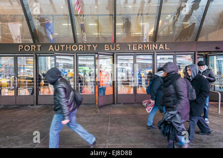 L'appuyant sur Port Authority Bus Terminal dans le centre de Manhattan à New York, le vendredi 20 mars, 2015. Le Conseil de l'Autorité portuaire a rejeté une proposition de 9 milliards de dollars pour reconstruire le terminal, dix fois plus que certaines estimations antérieures. Le terminal obsolète construite en 1950, avec des étages supplémentaires ajoutées en 1963 et une expansion en 1980 gère de nombreux plus de bus et de passagers qu'elle a été initialement conçue pour. (© Richard B. Levine) Banque D'Images