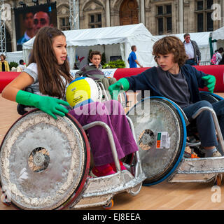 Paris, FRANCE - Français handicapés enfants en fauteuil roulant, avec un ballon de basket à Paris 'rencontres EDF Handisport'. Enseignement du sport jeune adolescente française fille, jeu à l'extérieur, enfants Banque D'Images