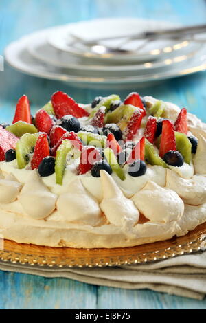 Pavlova dessert avec les baies fraîches. Banque D'Images