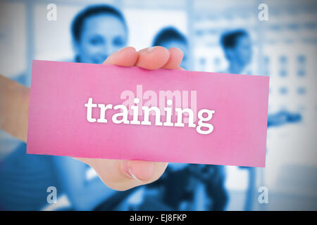 Woman holding carte rose disant training Banque D'Images