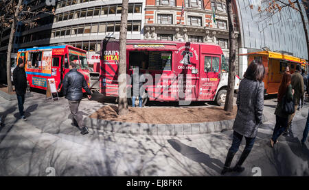 Foodies acheter repas à une gamme de camions de nourriture dont le populaire Valducci's Pizza originale camion et Gary's steaks dans Midtown Manhattan le vendredi 13 mars, 2015. (© Richard B. Levine) Banque D'Images