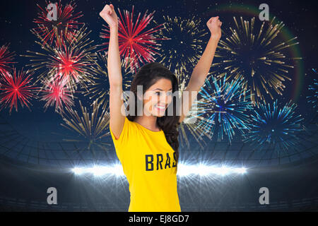 Football fan excité en tshirt brasil Banque D'Images