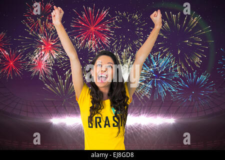 Football fan excité en tshirt brasil Banque D'Images