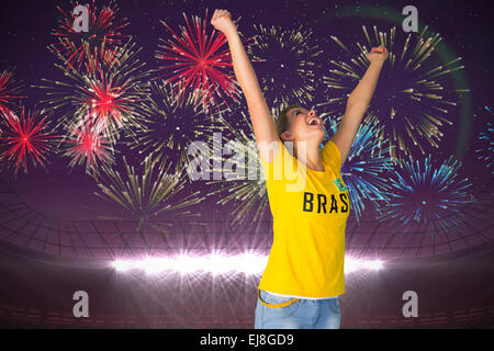 Football fan excité en tshirt brasil Banque D'Images