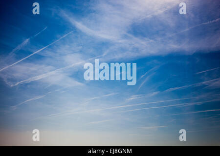 Ciel bleu et sentiers plan dans les nuages au-dessus de Aberdovey, Gwynedd, Pays de Galles Banque D'Images