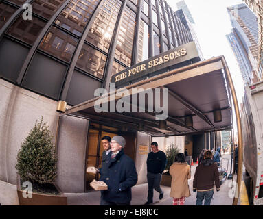 Le restaurant Four Seasons, accueil de la puissance le déjeuner, dans l'arrêt post-modernité Seagram Building à New York, le vendredi 13 mars, 2015. Le restaurant est célèbre envisagerait de passer de son long-temps accueil à proximité. Le restaurant l'bail expire en 2016 et il a été à cet endroit, son original, depuis 1959. (© Richard B. Levine) Banque D'Images