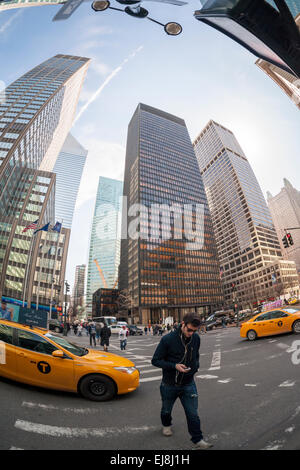 La post-modernité, Seagram Building Centre, à New York, à la Maison des Quatre Saisons restaurant le vendredi 13 mars, 2015. Le restaurant est célèbre envisagerait de passer de son long-temps accueil à proximité. Le restaurant l'bail expire en 2016 et il a été à cet endroit, son original, depuis 1959. (© Richard B. Levine) Banque D'Images