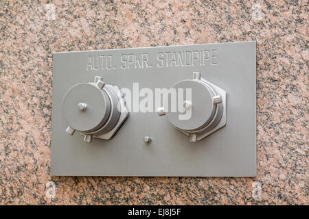 Sprinkleur automatique tuyau vertical sur le mur de marbre Banque D'Images