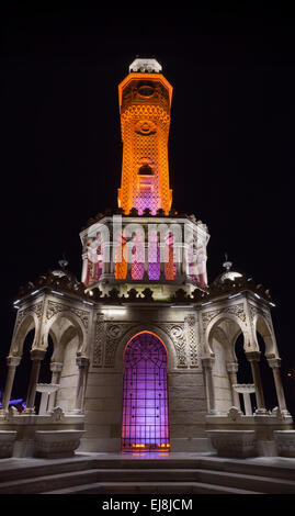 Vue de la nuit de Konak Square. Tour de l'horloge historique avec l'éclairage, il a été construit en 1901 et accepté comme symbole officiel o Banque D'Images