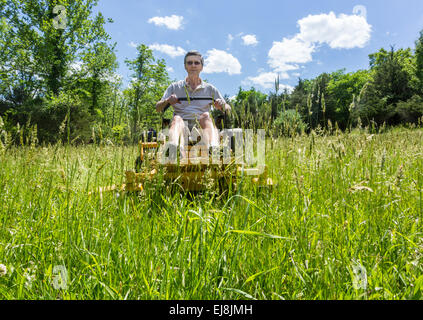 Man sur tondeuse Zero Turn in meadow Banque D'Images