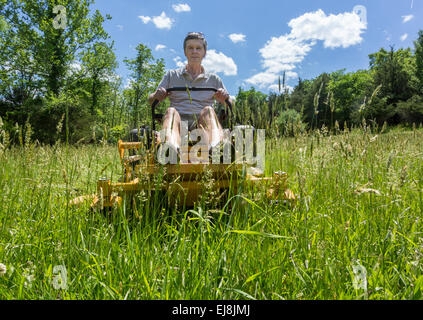 Man sur tondeuse Zero Turn in meadow Banque D'Images