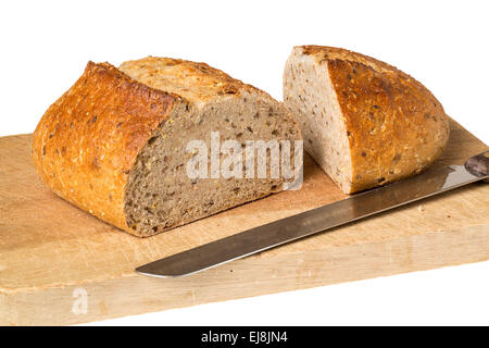 Artisan du pain de blé entier sur breadboard Banque D'Images