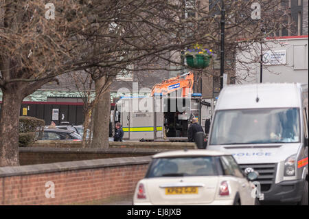 London Bridge, London UK. 23 mars 2015. Le Royal Logistics Corp Bomb Disposal Unit est présent à l'emplacement d'une bombe de la DEUXIÈME GUERRE MONDIALE trouve sur un chantier sur Grange à pied. Toutes les routes de la région immédiate ont été fermées à la circulation et les résidents ont demandé à quitter par la police. Crédit : Stephen Chung/Alamy Live News Banque D'Images