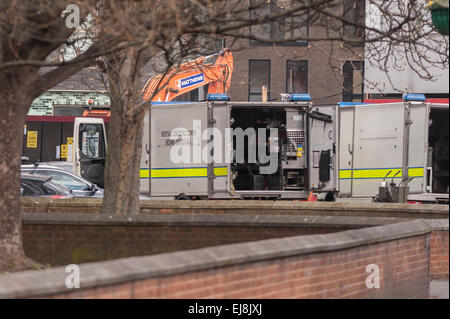 London Bridge, London UK. 23 mars 2015. Le Royal Logistics Corp Bomb Disposal Unit est présent à l'emplacement d'une bombe de la DEUXIÈME GUERRE MONDIALE trouve sur un chantier sur Grange à pied. Toutes les routes de la région immédiate ont été fermées à la circulation et les résidents ont demandé à quitter par la police. Crédit : Stephen Chung/Alamy Live News Banque D'Images