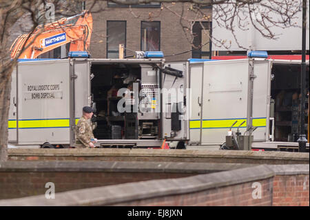 London Bridge, London UK. 23 mars 2015. Le Royal Logistics Corp Bomb Disposal Unit est présent à l'emplacement d'une bombe de la DEUXIÈME GUERRE MONDIALE trouve sur un chantier sur Grange à pied. Toutes les routes de la région immédiate ont été fermées à la circulation et les résidents ont demandé à quitter par la police. Crédit : Stephen Chung/Alamy Live News Banque D'Images