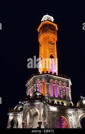 Vue de la nuit de Konak Square. Historique lumineux de l'horloge, il a été construit en 1901 et accepté comme symbole officiel de Izmir Banque D'Images