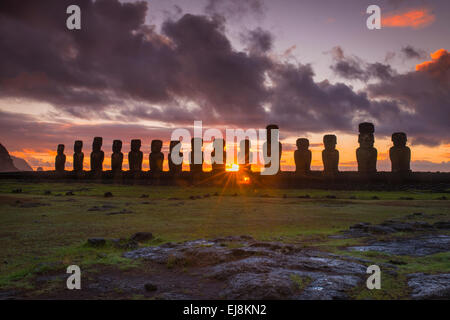Lever du soleil à Tongariki, Rapa Nui, l'île de Pâques, l'Isla Pascua Banque D'Images