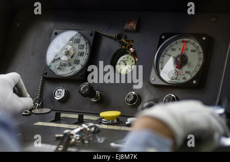 Opérateur ferroviaire sur le Train Express de l'Hida au Japon (regarder dans le centre appartient à l'opérateur) Banque D'Images