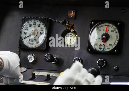 Opérateur ferroviaire sur le Train Express de l'Hida au Japon (regarder dans le centre appartient à l'opérateur) Banque D'Images