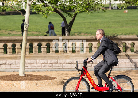 L'homme pour se rendre à son travail à bicyclette Banque D'Images