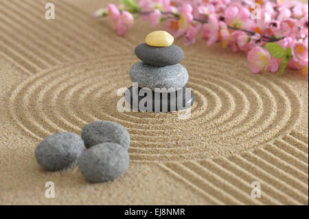 Jardin japonais dans le sable avec des pierres Banque D'Images