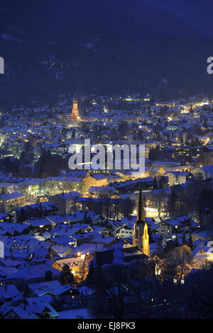 Ville Garmisch en Allemagne à nuit d'hiver Banque D'Images